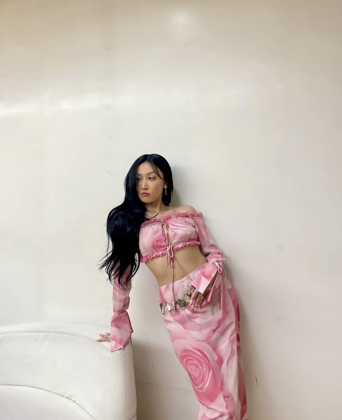 Sao Hàn ngày càng táo bạo: Chuộng áo khoét lưng, ngắn ngang ngực để chống nóng ngày hè - Ảnh 6