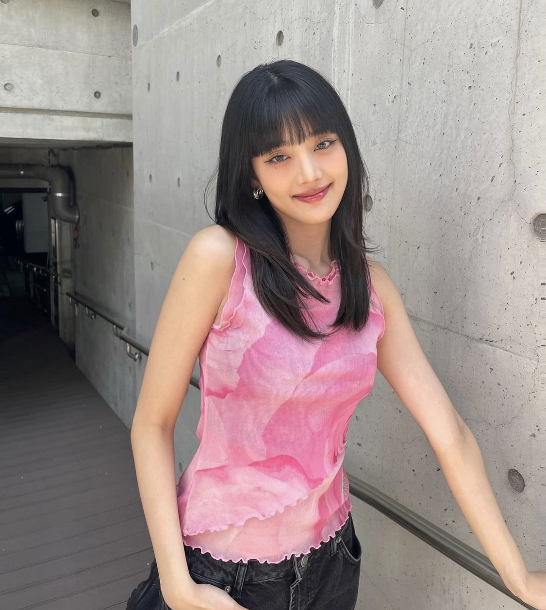 Sao Hàn ngày càng táo bạo: Chuộng áo khoét lưng, ngắn ngang ngực để chống nóng ngày hè - Ảnh 7