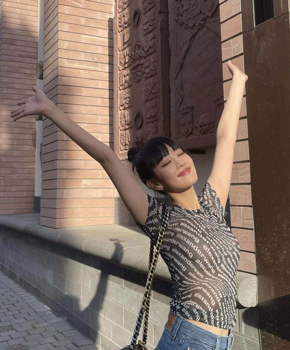 Sao Hàn ngày càng táo bạo: Chuộng áo khoét lưng, ngắn ngang ngực để chống nóng ngày hè - Ảnh 8