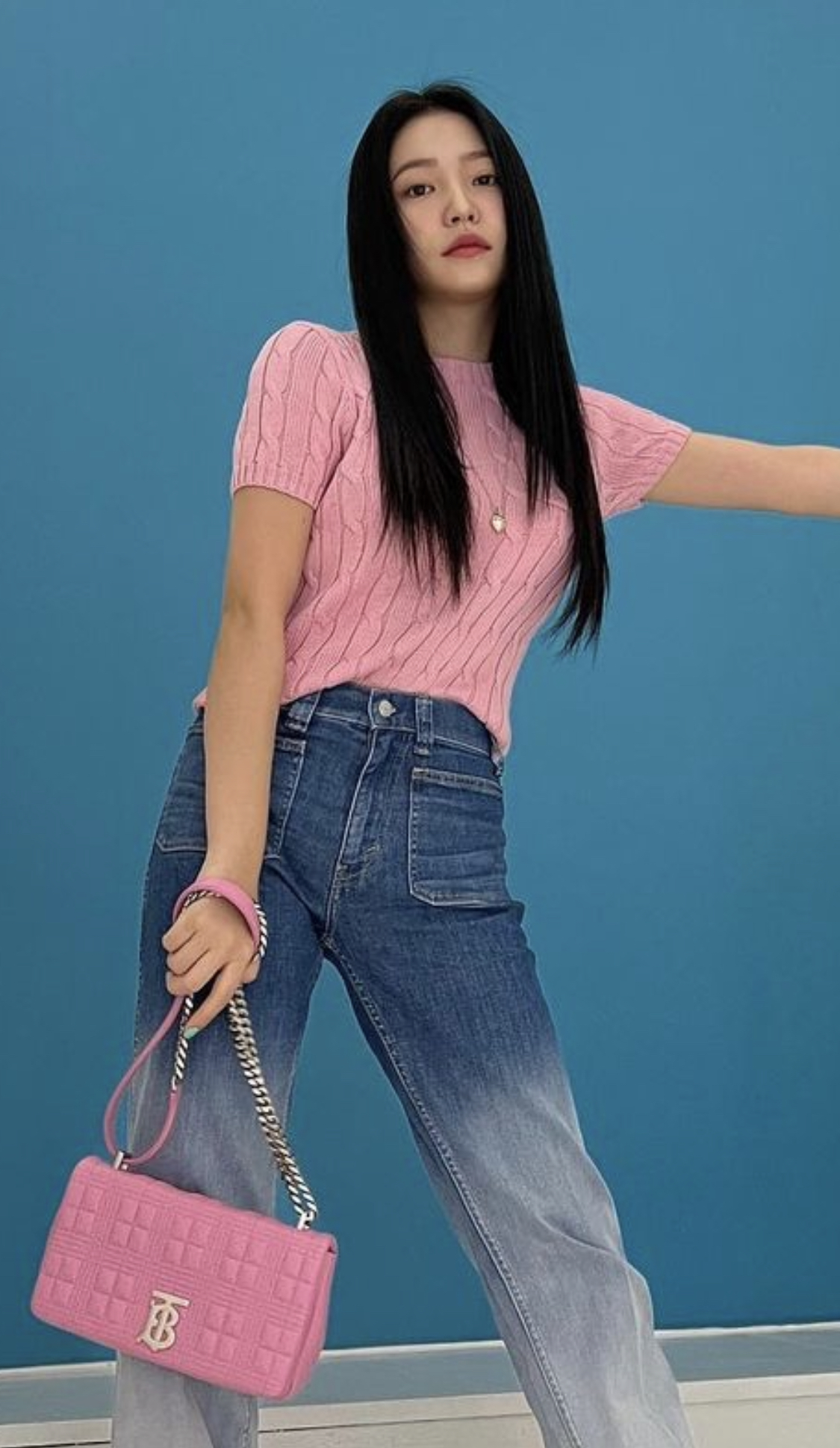 Sao Hàn ngày càng táo bạo: Chuộng áo khoét lưng, ngắn ngang ngực để chống nóng ngày hè - Ảnh 2