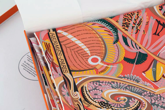 9 nhân tố tạo nên sức hút từ chiếc khăn lụa nhà Hermes  - Ảnh 3