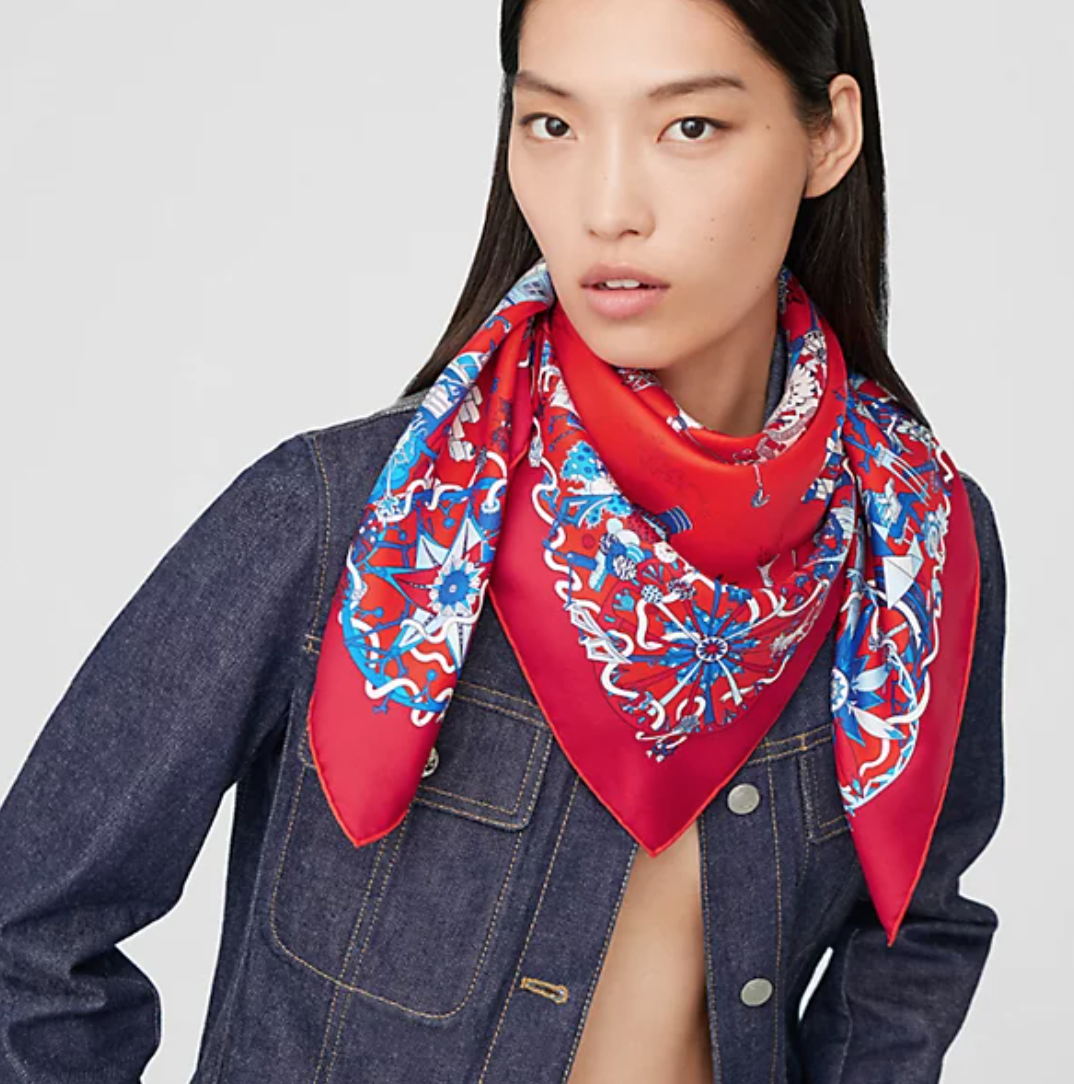 9 nhân tố tạo nên sức hút từ chiếc khăn lụa nhà Hermes  - Ảnh 1