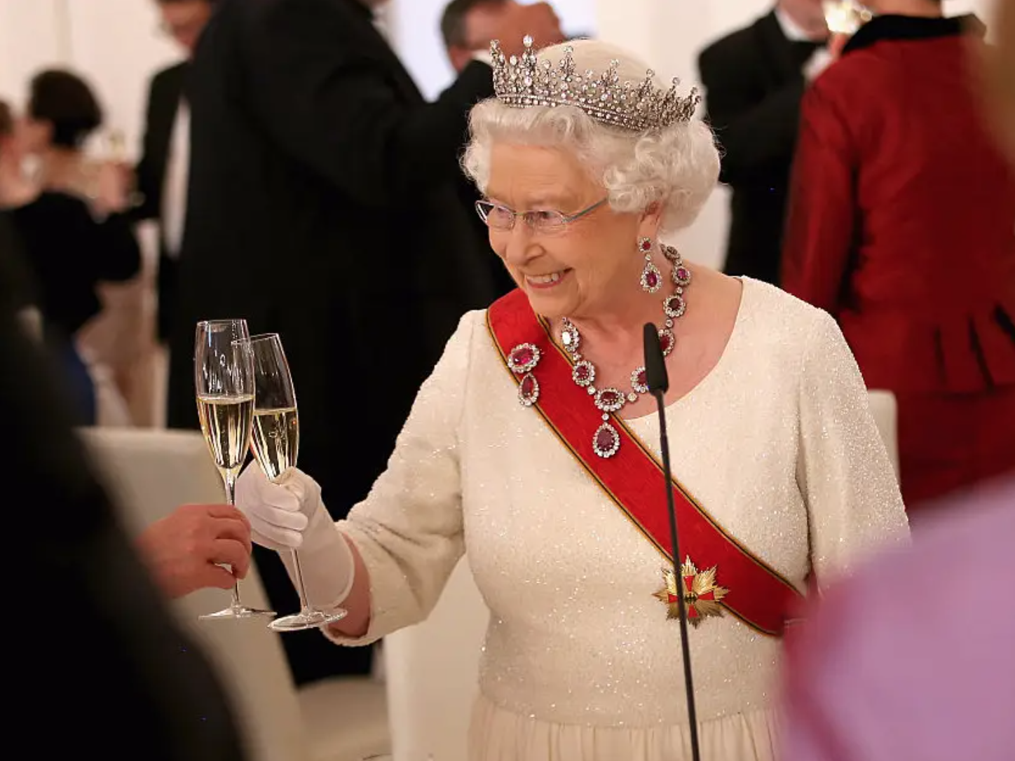 Nữ hoàng Anh cũng phải sử dụng miếng độn vai để mặc đẹp hơn - Ảnh 1