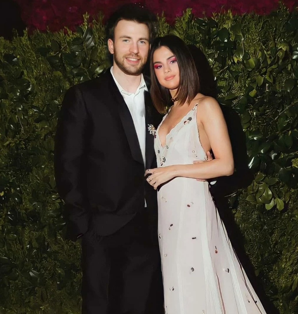 Lộ hình ảnh cùng nghỉ mát trên du thuyền, fan càng chắc chắn Selena Gomez từng mặc áo len Chris Evan - Ảnh 1