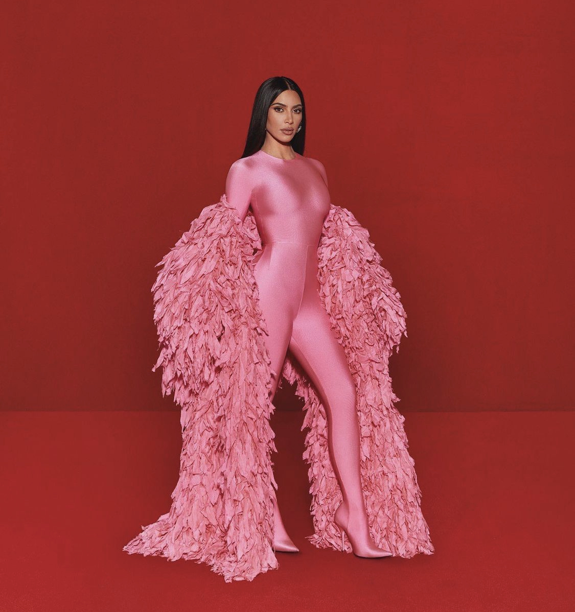 Kim Kardashian thách thức cơ thể với quần bó may liền giày cao gót  - Ảnh 10