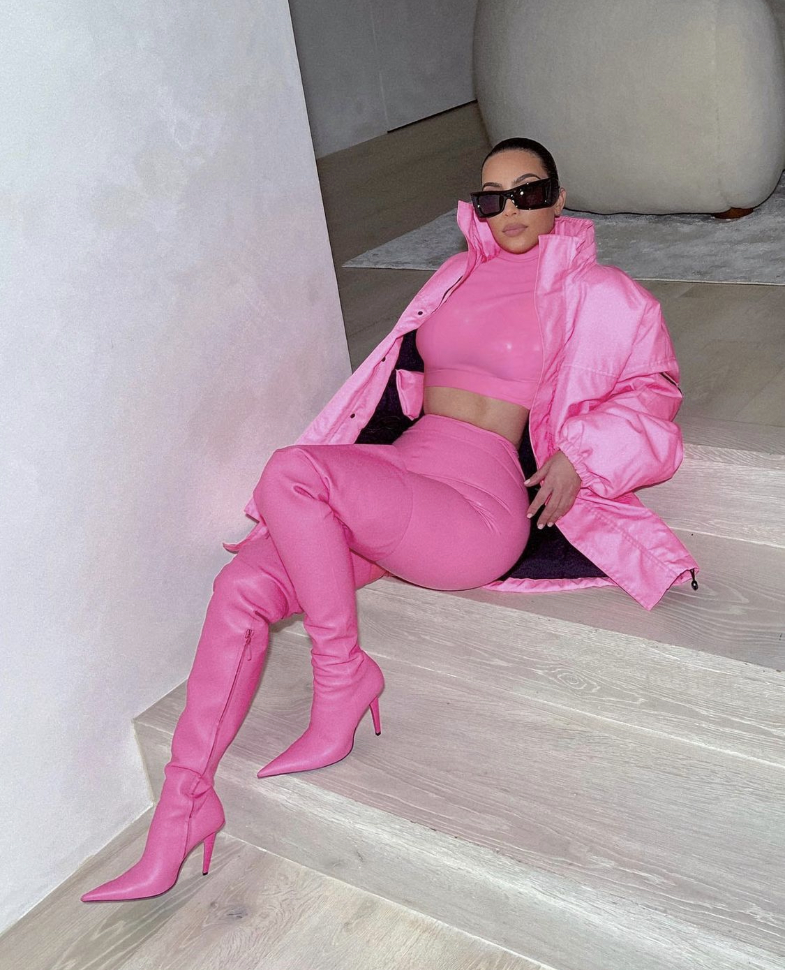 Kim Kardashian thách thức cơ thể với quần bó may liền giày cao gót  - Ảnh 2