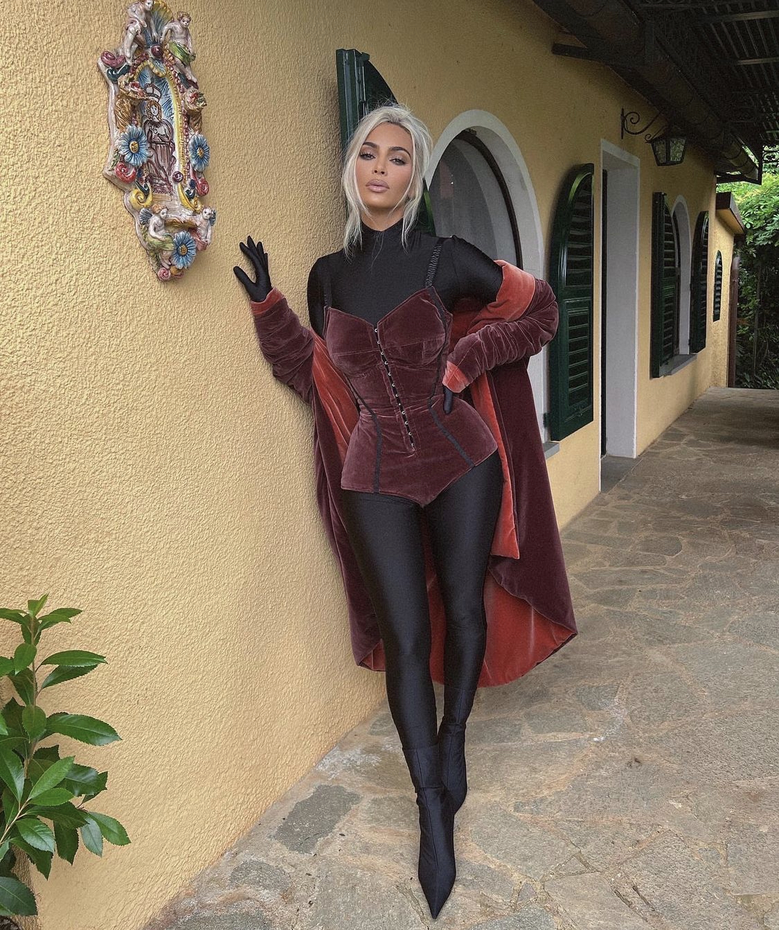 Kim Kardashian thách thức cơ thể với quần bó may liền giày cao gót  - Ảnh 5