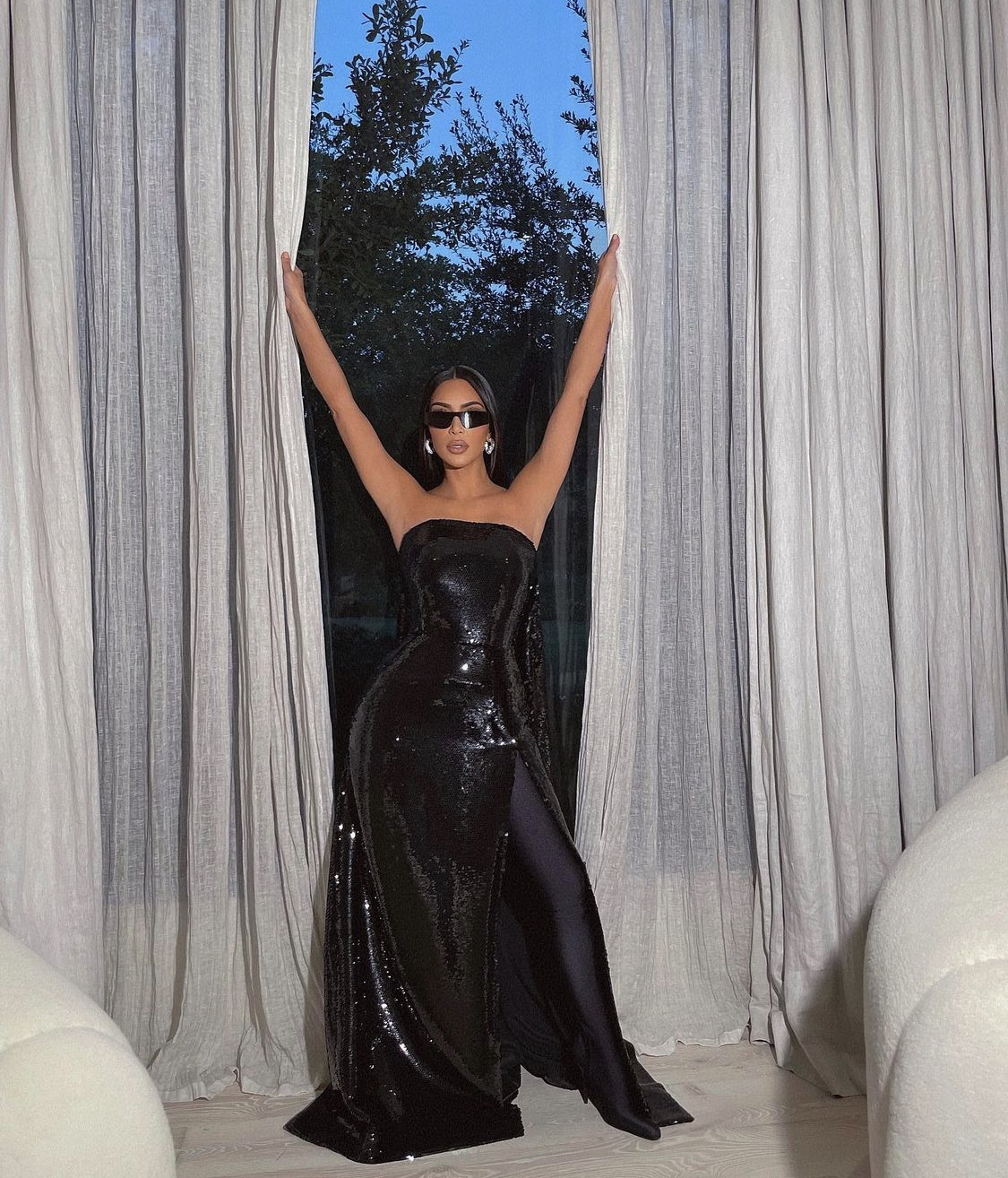 Kim Kardashian thách thức cơ thể với quần bó may liền giày cao gót  - Ảnh 9