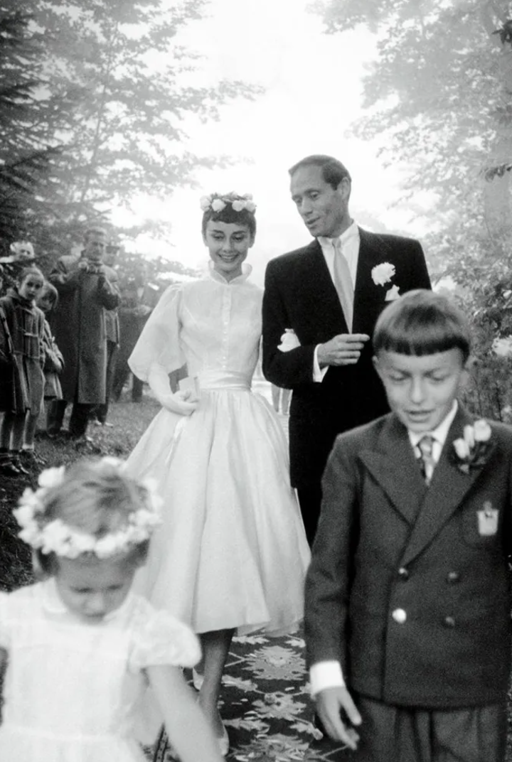 4 chiếc váy cưới từ Audrey Hepburn trở thành nguồn cảm hứng bất tận của các cô dâu - Ảnh 1