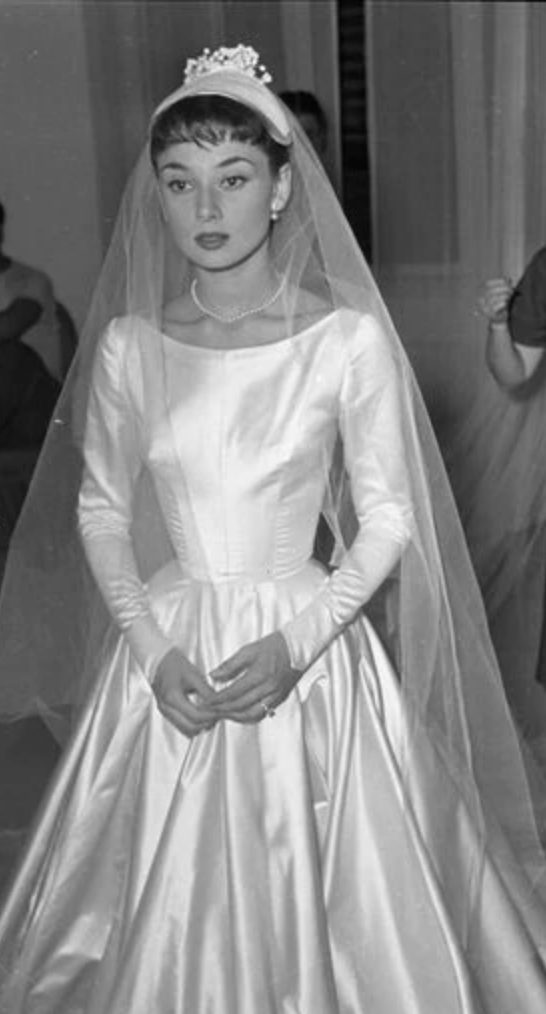 4 chiếc váy cưới từ Audrey Hepburn trở thành nguồn cảm hứng bất tận của các cô dâu - Ảnh 2
