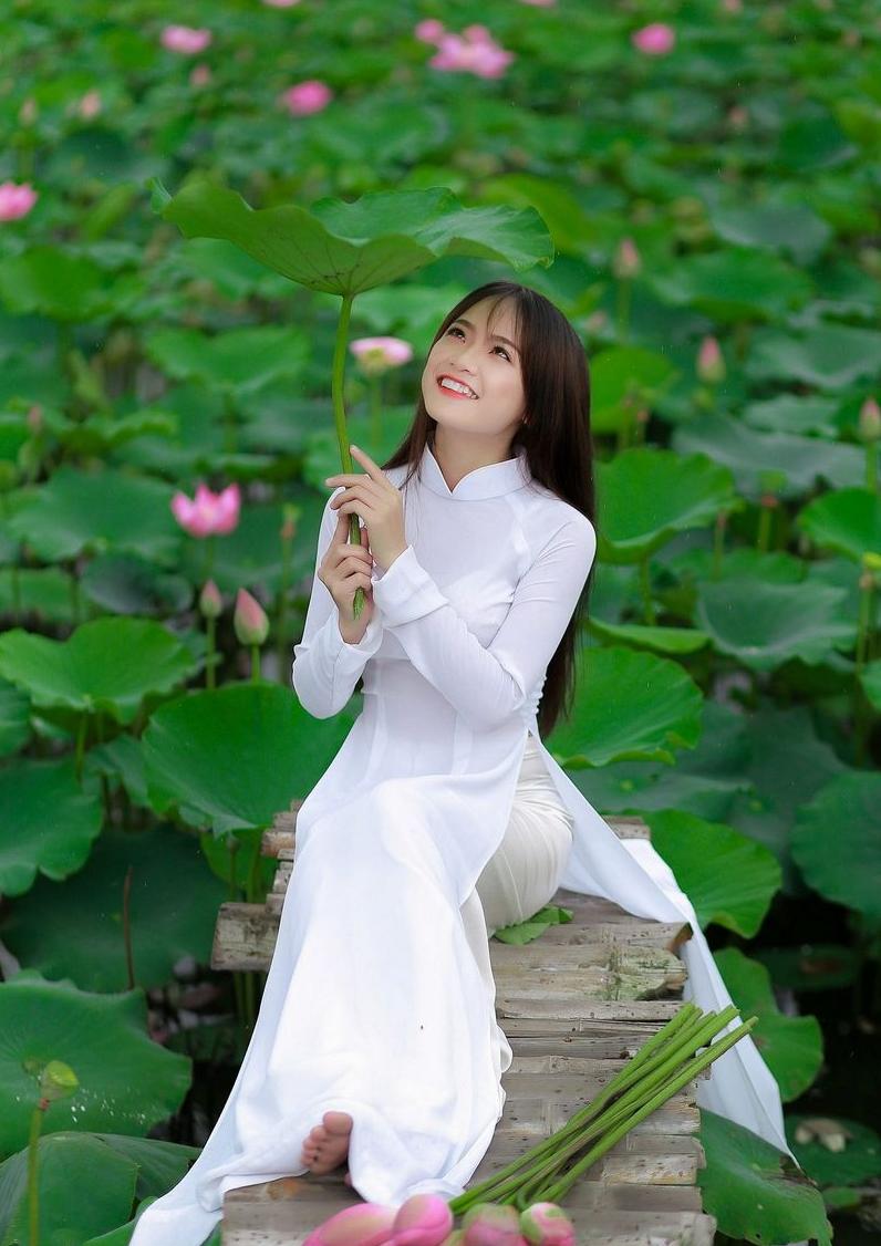Tháng 6 mùa sen: Chụp ảnh hồ sen mặc gì đẹp? Những thảm hoạ trang phục hồ sen bạn nữ nên tránh  - Ảnh 3