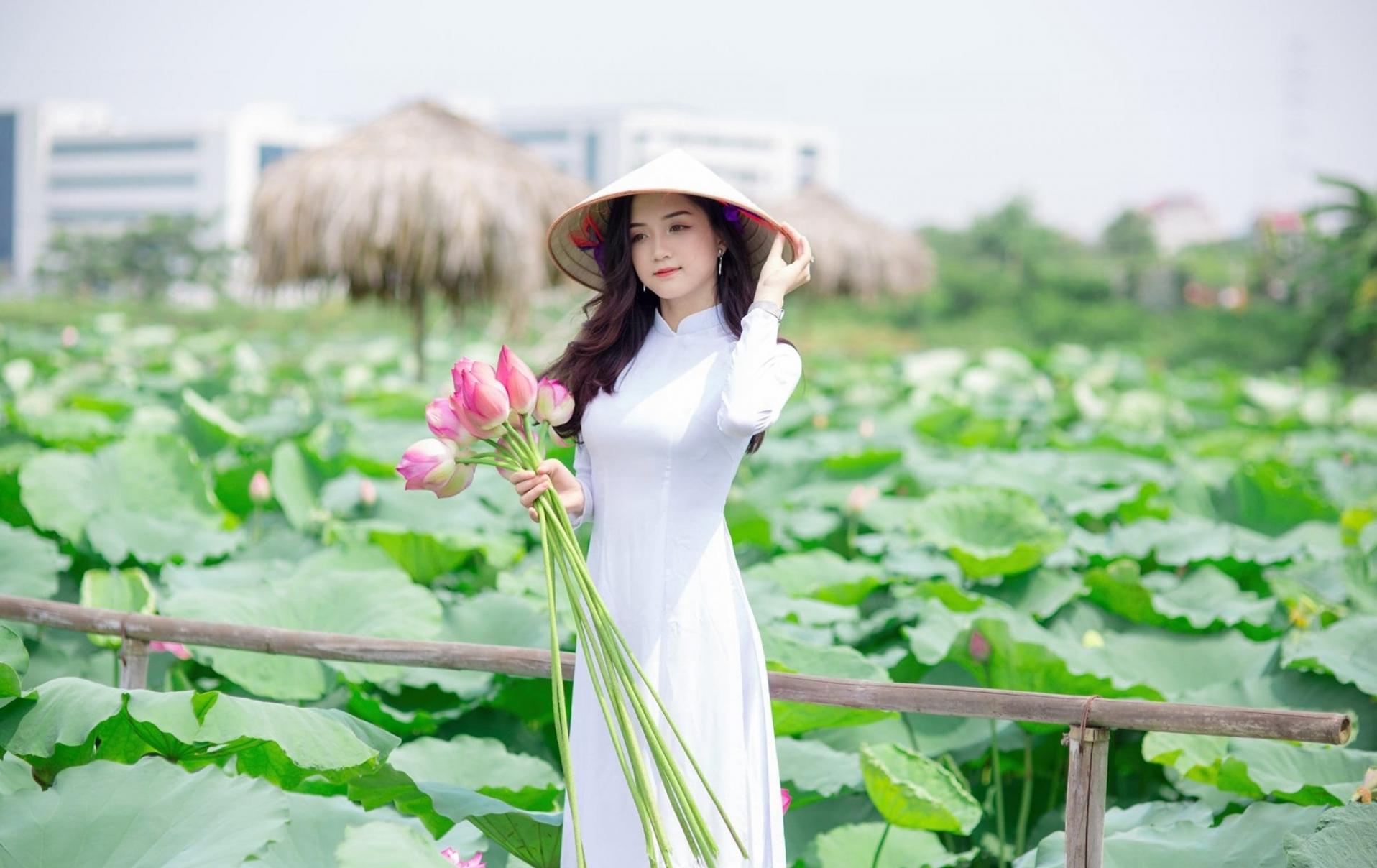 Tháng 6 mùa sen: Chụp ảnh hồ sen mặc gì đẹp? Những thảm hoạ trang phục hồ sen bạn nữ nên tránh  - Ảnh 1
