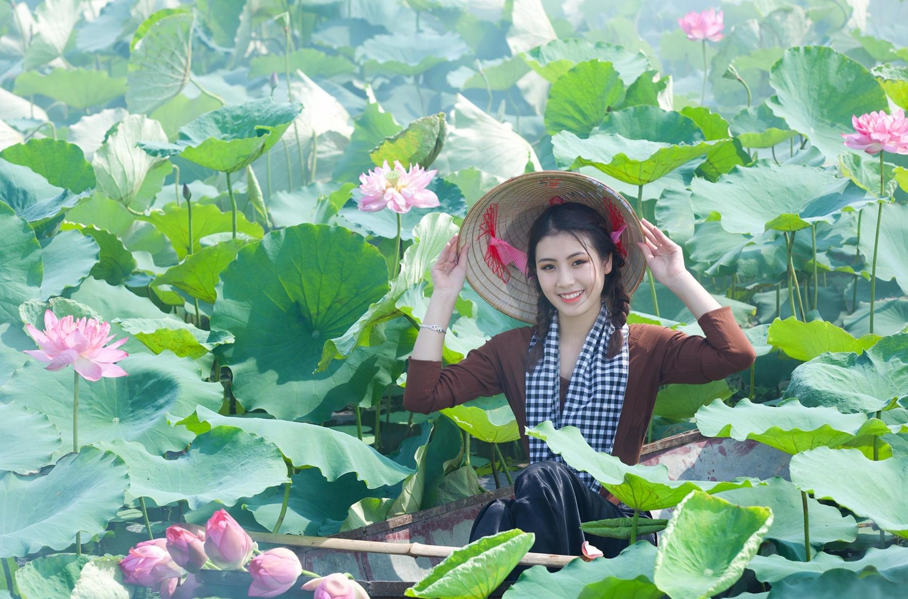 Tháng 6 mùa sen: Chụp ảnh hồ sen mặc gì đẹp? Những thảm hoạ trang phục hồ sen bạn nữ nên tránh  - Ảnh 2