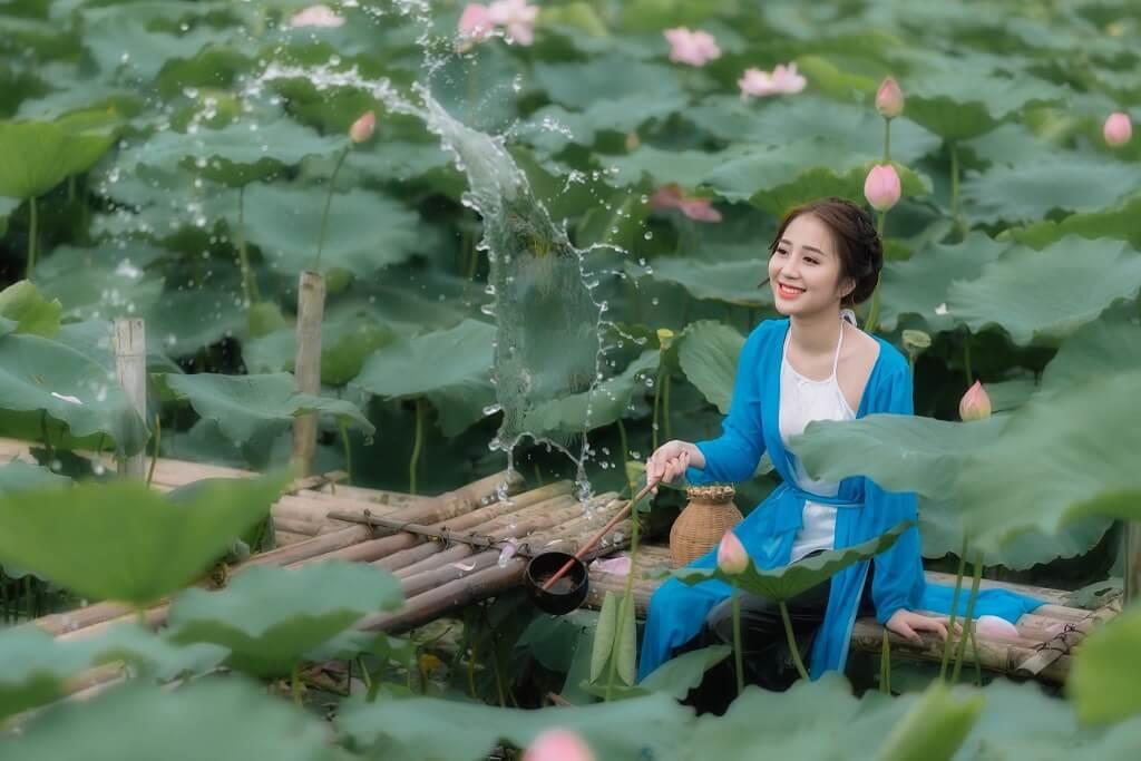 Tháng 6 mùa sen: Chụp ảnh hồ sen mặc gì đẹp? Những thảm hoạ trang phục hồ sen bạn nữ nên tránh  - Ảnh 1