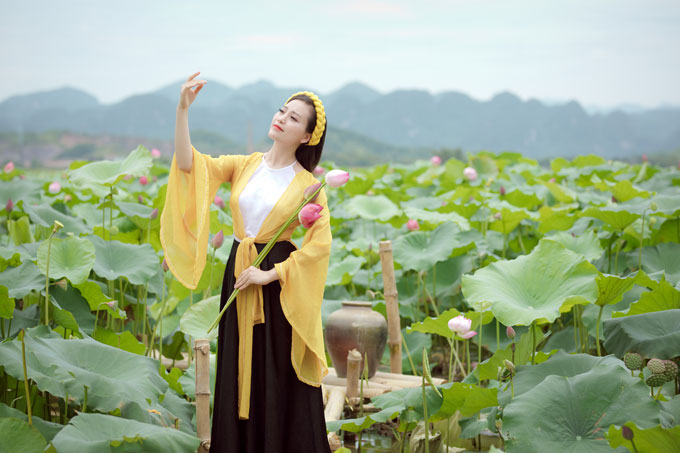 Tháng 6 mùa sen: Chụp ảnh hồ sen mặc gì đẹp? Những thảm hoạ trang phục hồ sen bạn nữ nên tránh  - Ảnh 3