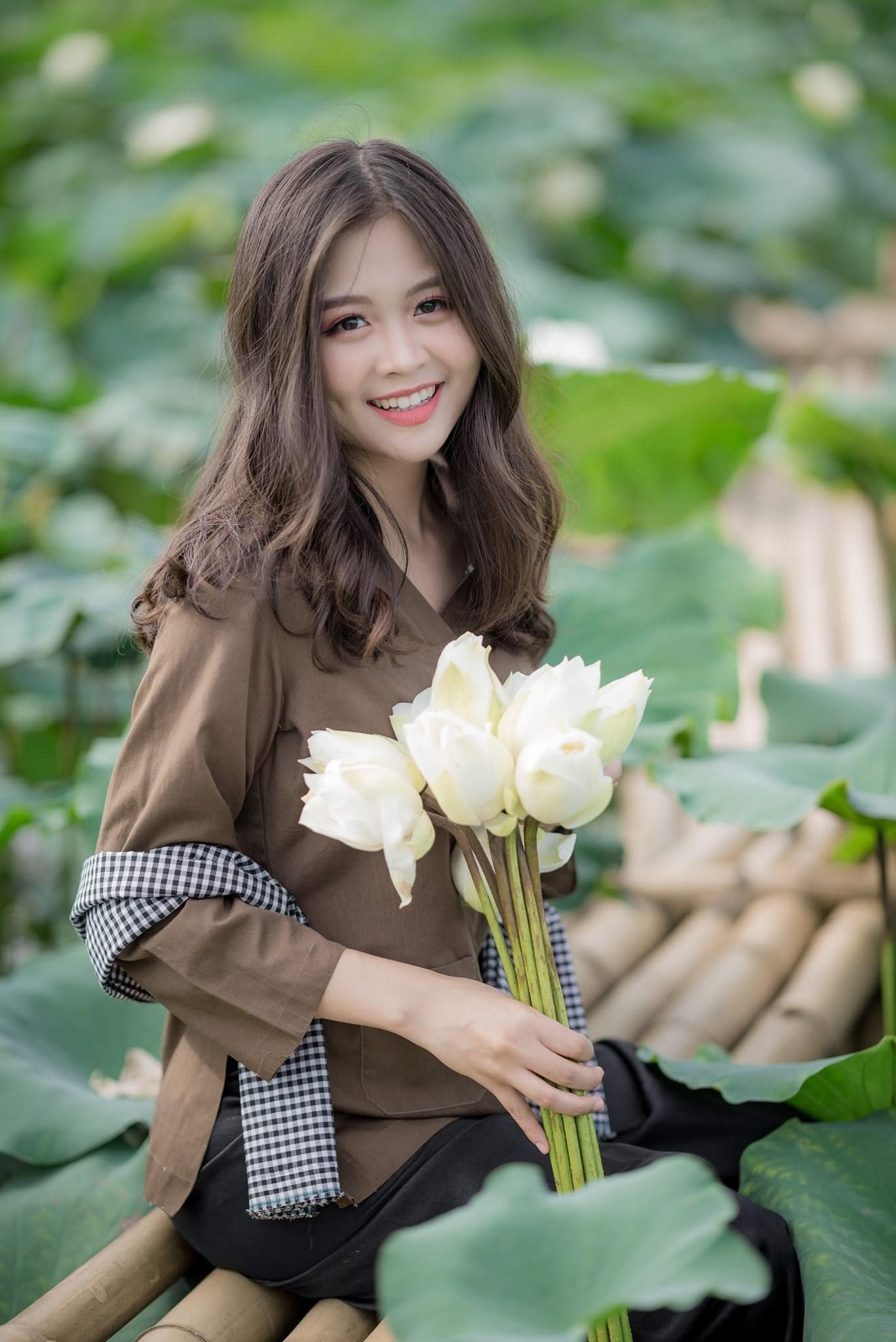 Tháng 6 mùa sen: Chụp ảnh hồ sen mặc gì đẹp? Những thảm hoạ trang phục hồ sen bạn nữ nên tránh  - Ảnh 1