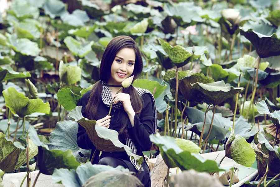 Tháng 6 mùa sen: Chụp ảnh hồ sen mặc gì đẹp? Những thảm hoạ trang phục hồ sen bạn nữ nên tránh  - Ảnh 3
