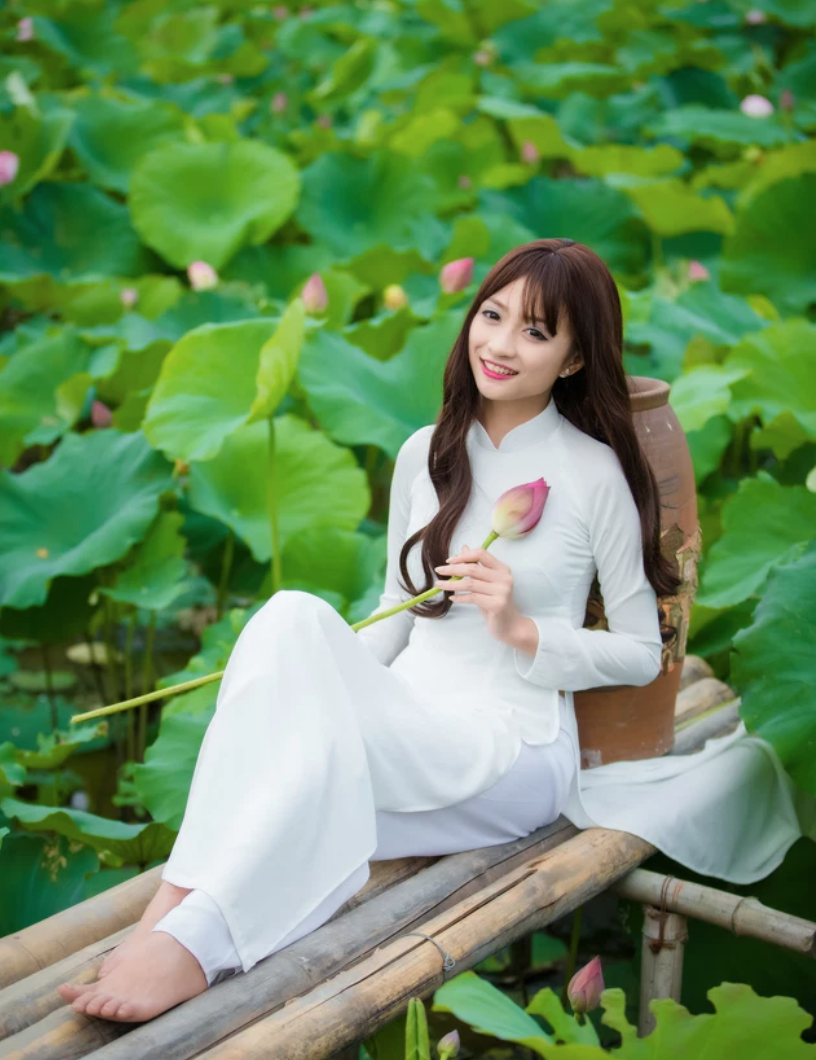 Tháng 6 mùa sen: Chụp ảnh hồ sen mặc gì đẹp? Những thảm hoạ trang phục hồ sen bạn nữ nên tránh  - Ảnh 1