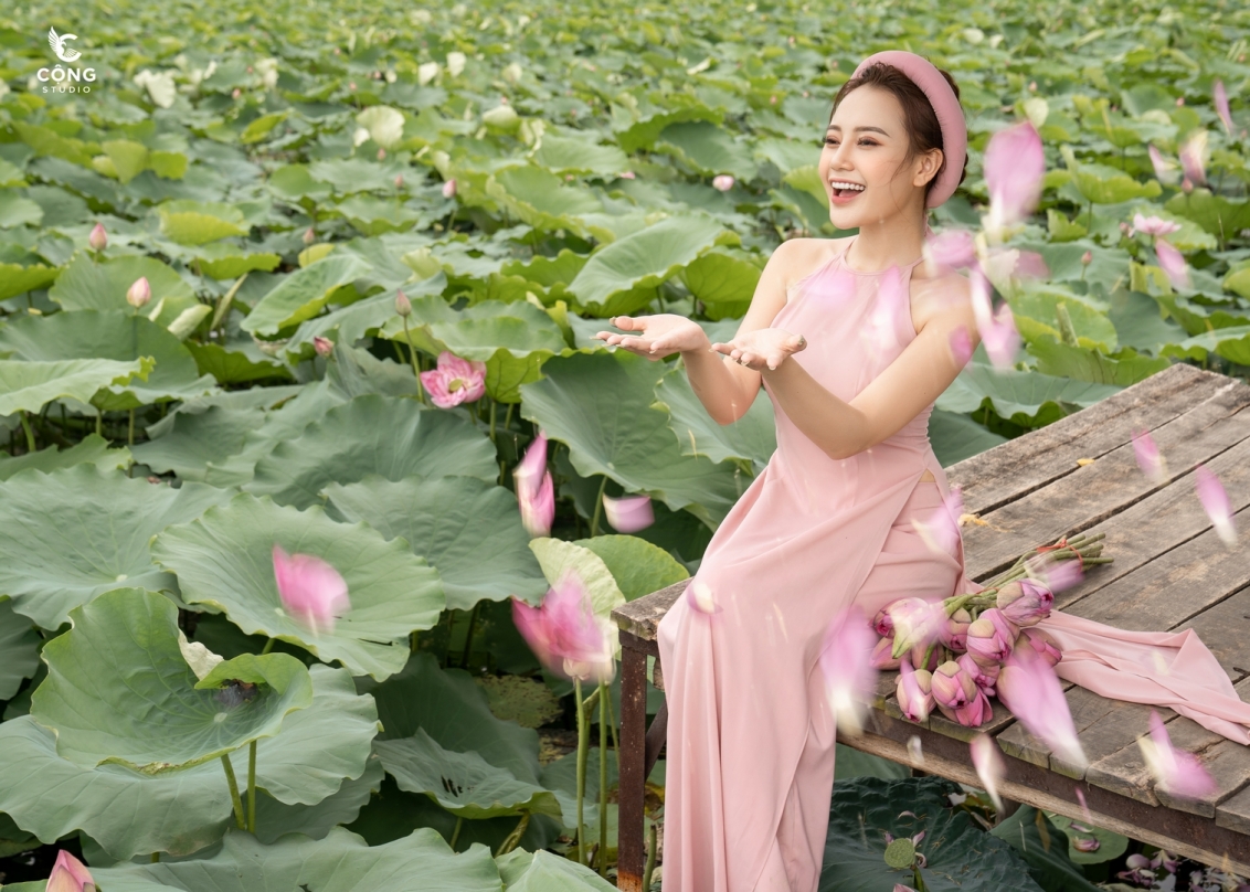 Tháng 6 mùa sen: Chụp ảnh hồ sen mặc gì đẹp? Những thảm hoạ trang phục hồ sen bạn nữ nên tránh  - Ảnh 1
