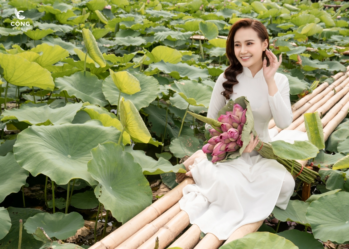 Tháng 6 mùa sen: Chụp ảnh hồ sen mặc gì đẹp? Những thảm hoạ trang phục hồ sen bạn nữ nên tránh  - Ảnh 2