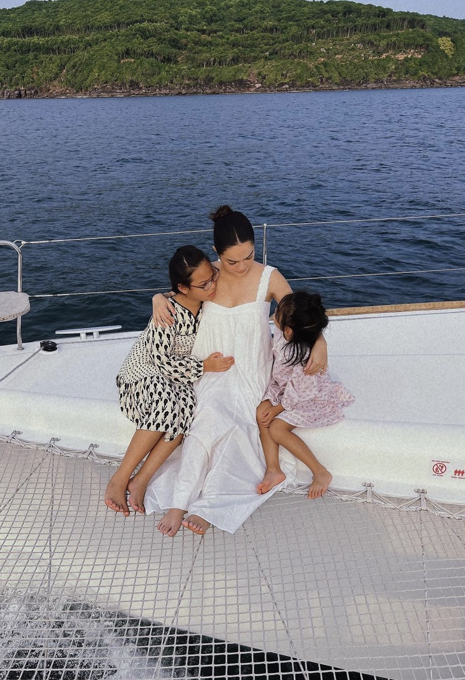 Cách Phạm Quỳnh Anh giấu bụng bầu siêu đỉnh: Chụp ảnh khoe lưng, 