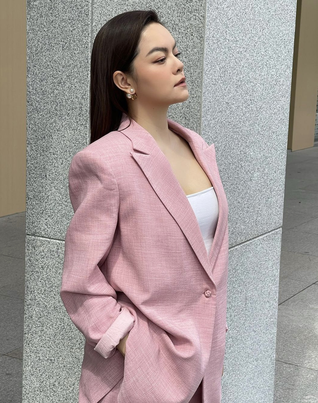 Cách Phạm Quỳnh Anh giấu bụng bầu siêu đỉnh: Chụp ảnh khoe lưng, 