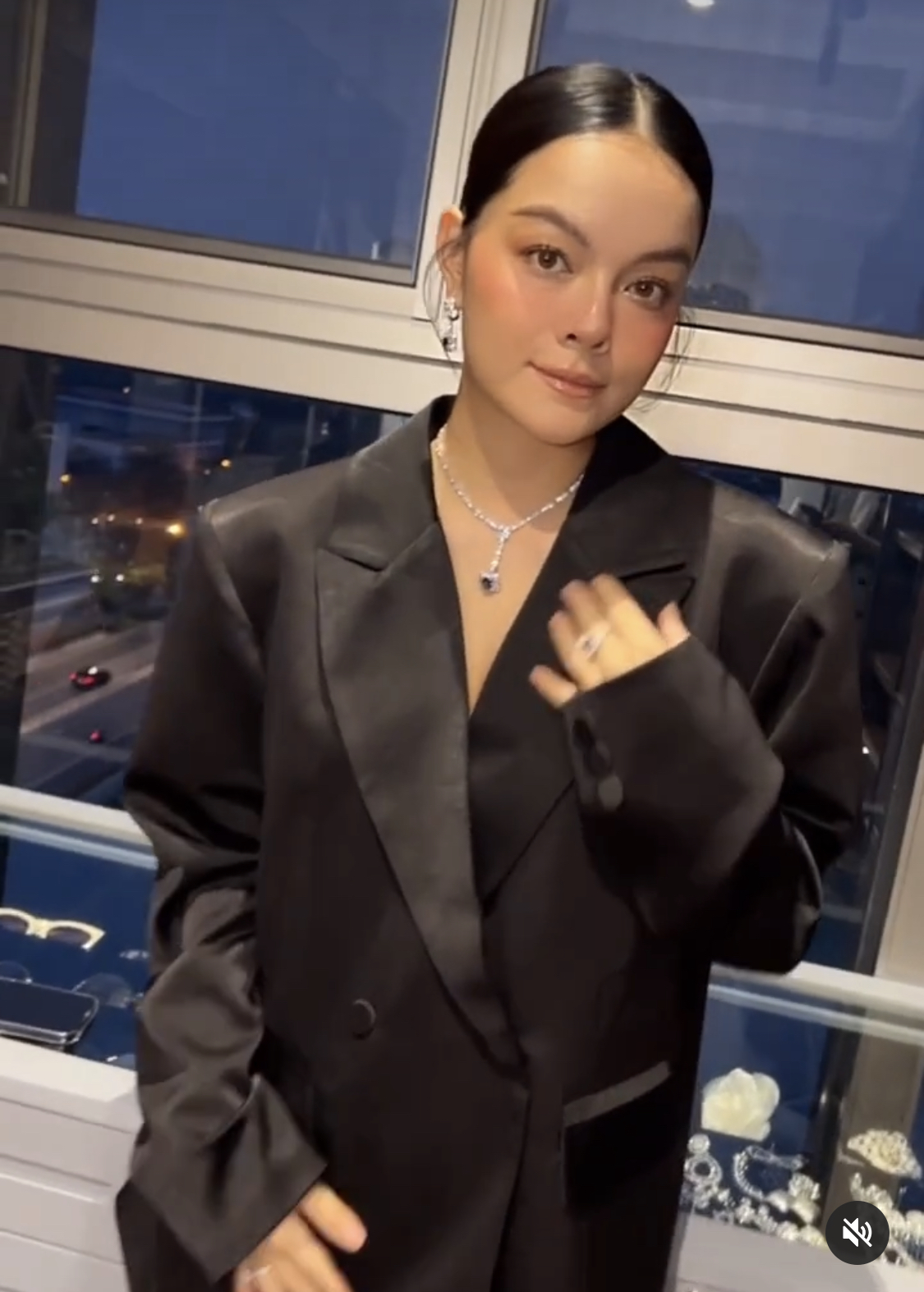 Cách Phạm Quỳnh Anh giấu bụng bầu siêu đỉnh: Chụp ảnh khoe lưng, 