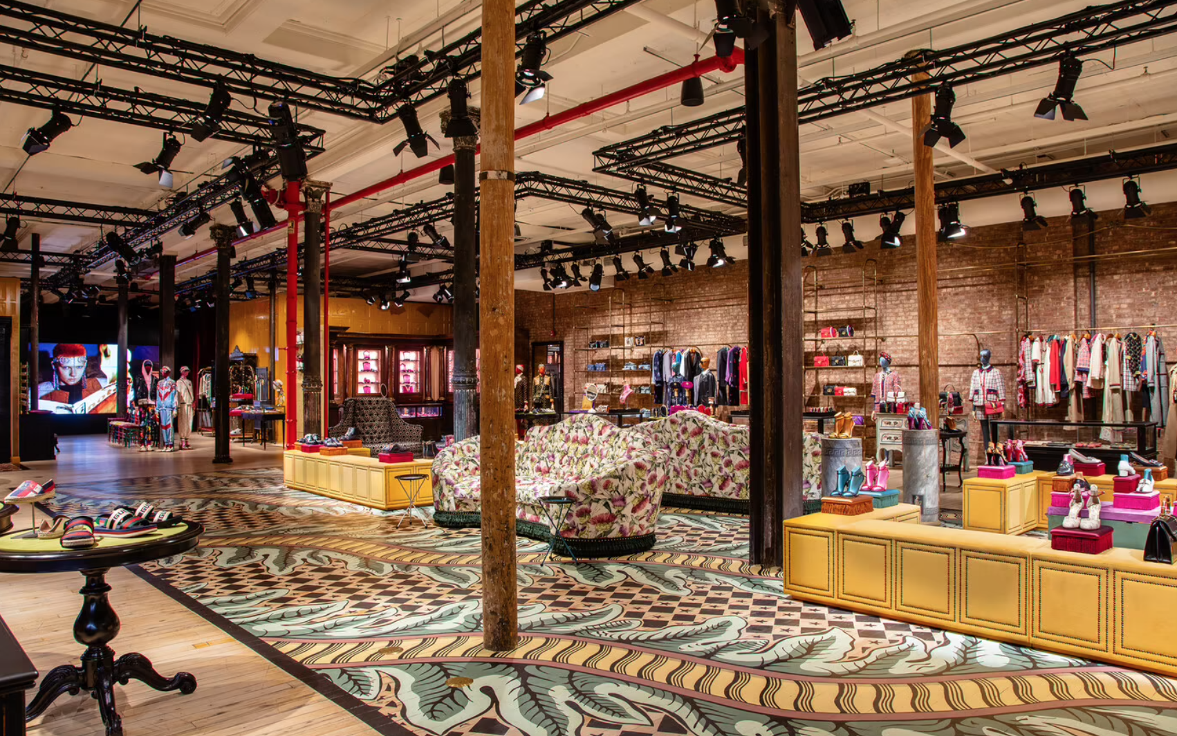 Chanel, Dior, LV đã thuyết phục khách hàng tiềm năng 