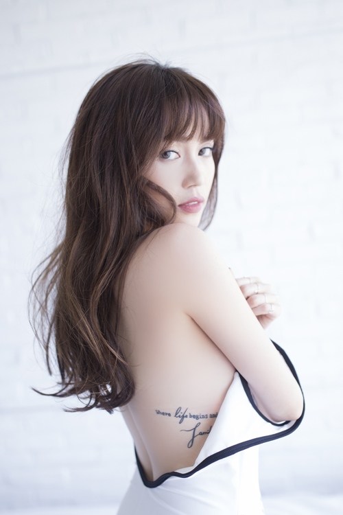 Hình xăm mỹ nhân Việt: Ngô Thanh Vân xăm kín đùi, nhiều sao nữ chuộng vị trí hiểm hóc - Ảnh 3