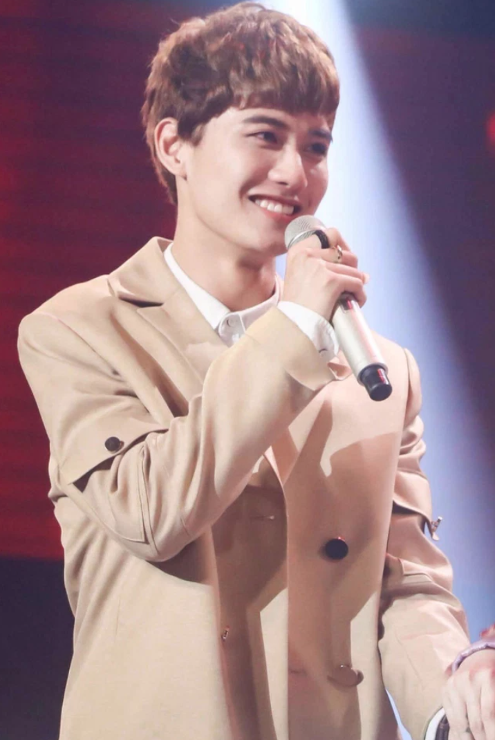 Đổi 7749 màu tóc nhưng tóc đen mới là 