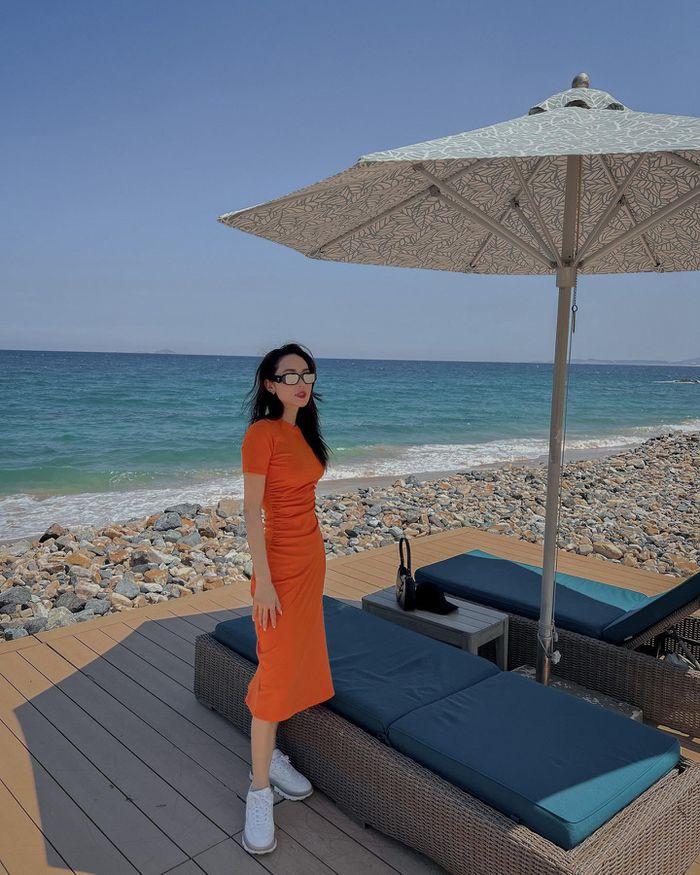 Học Minh Hằng bí quyết trẻ đẹp dù bước sang tuổi 30+ nhờ cách ăn mặc  - Ảnh 1