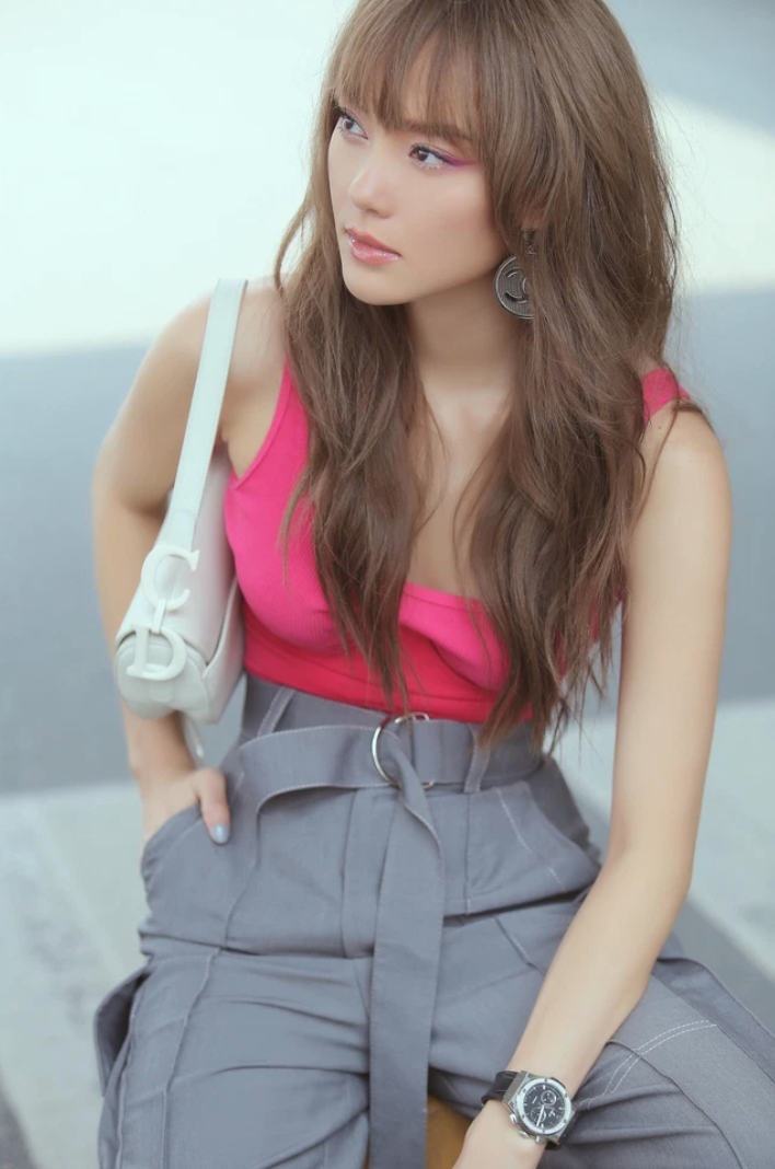 Học Minh Hằng bí quyết trẻ đẹp dù bước sang tuổi 30+ nhờ cách ăn mặc  - Ảnh 1