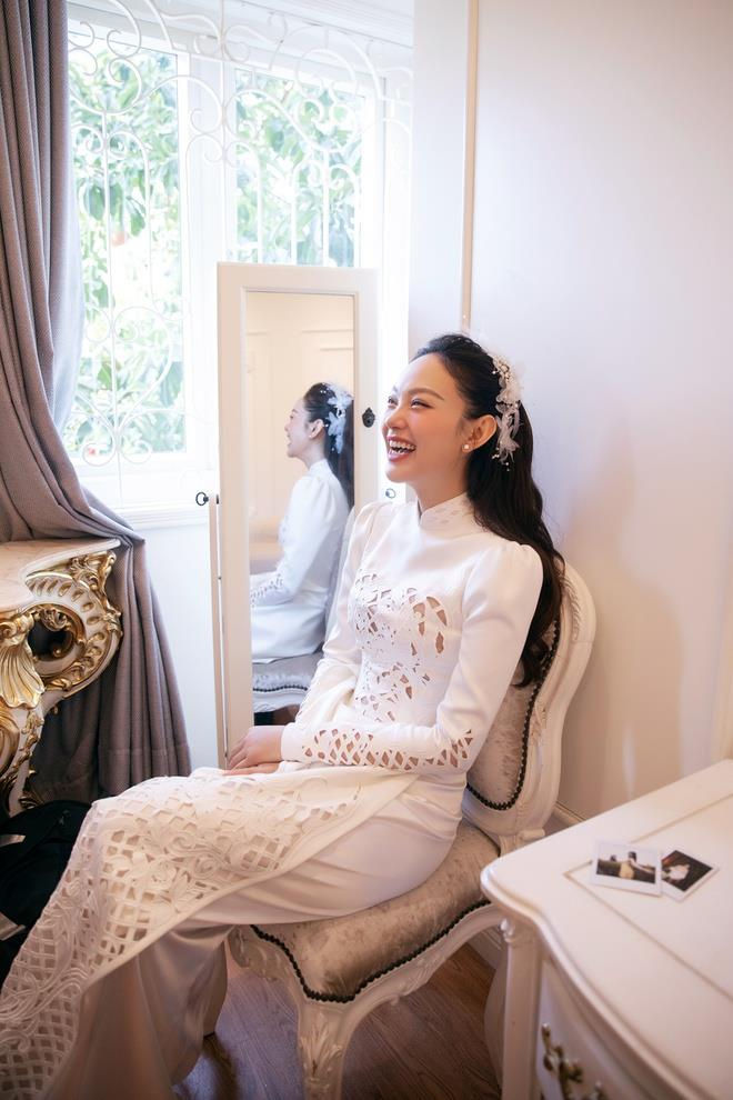 Mỹ nhân Việt diện áo dài trắng ngày: Minh Hằng độc lạ cùng ô lưới, Lan Khuê in hình phượng hoàng lửa - Ảnh 9