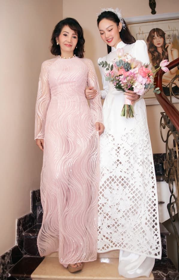 Mỹ nhân Việt diện áo dài trắng ngày: Minh Hằng độc lạ cùng ô lưới, Lan Khuê in hình phượng hoàng lửa - Ảnh 1