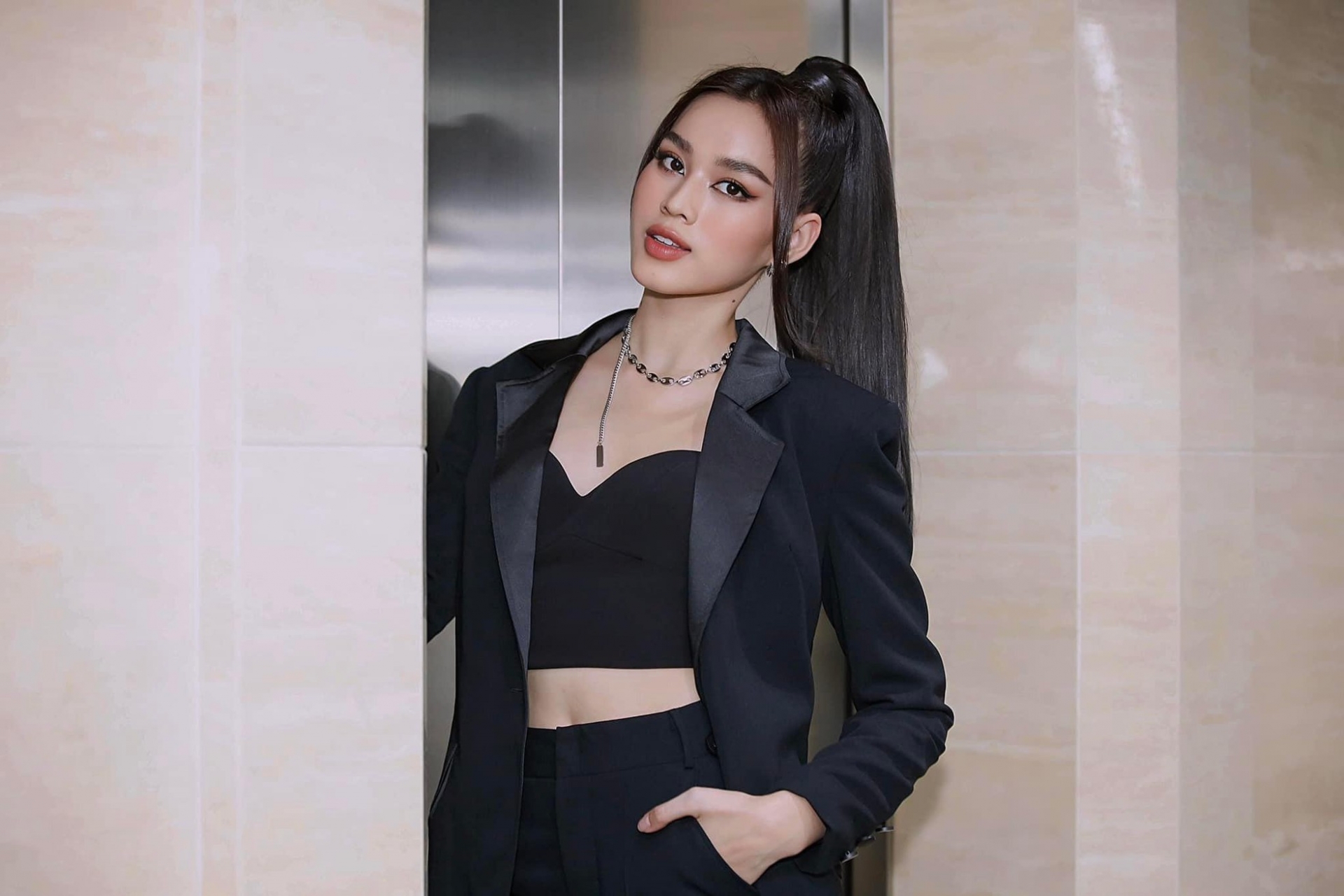 Học Đỗ Thị Hà, Thuỳ Tiên và dàn Hoa - Á hậu kết hợp nội y với blazer cho ngày hè thanh lịch  - Ảnh 12