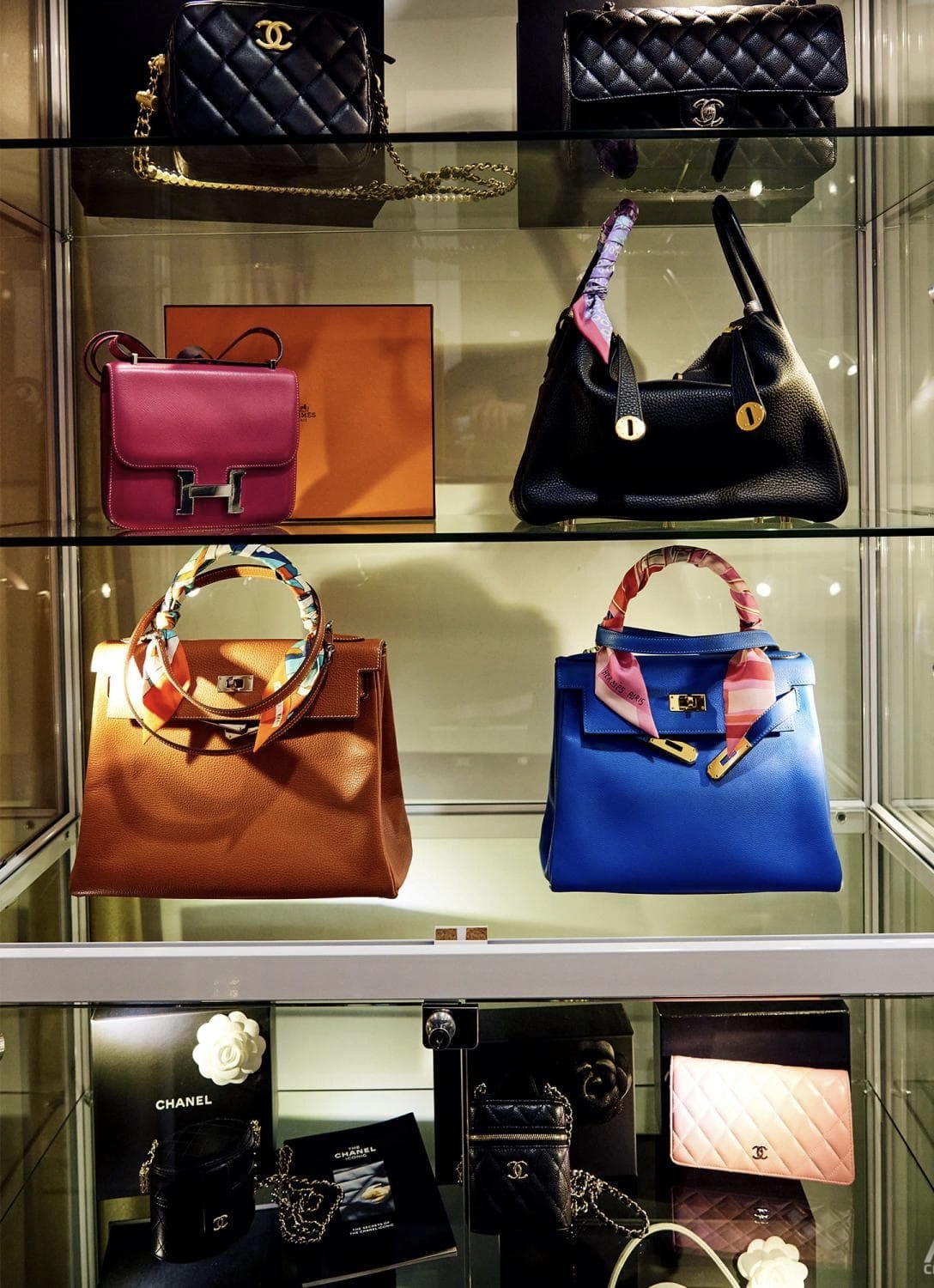 Cặp vợ chồng Singapore sưu tầm 70 chiếc túi hiệu để làm 