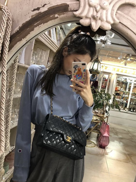 Cặp vợ chồng Singapore sưu tầm 70 chiếc túi hiệu để làm 