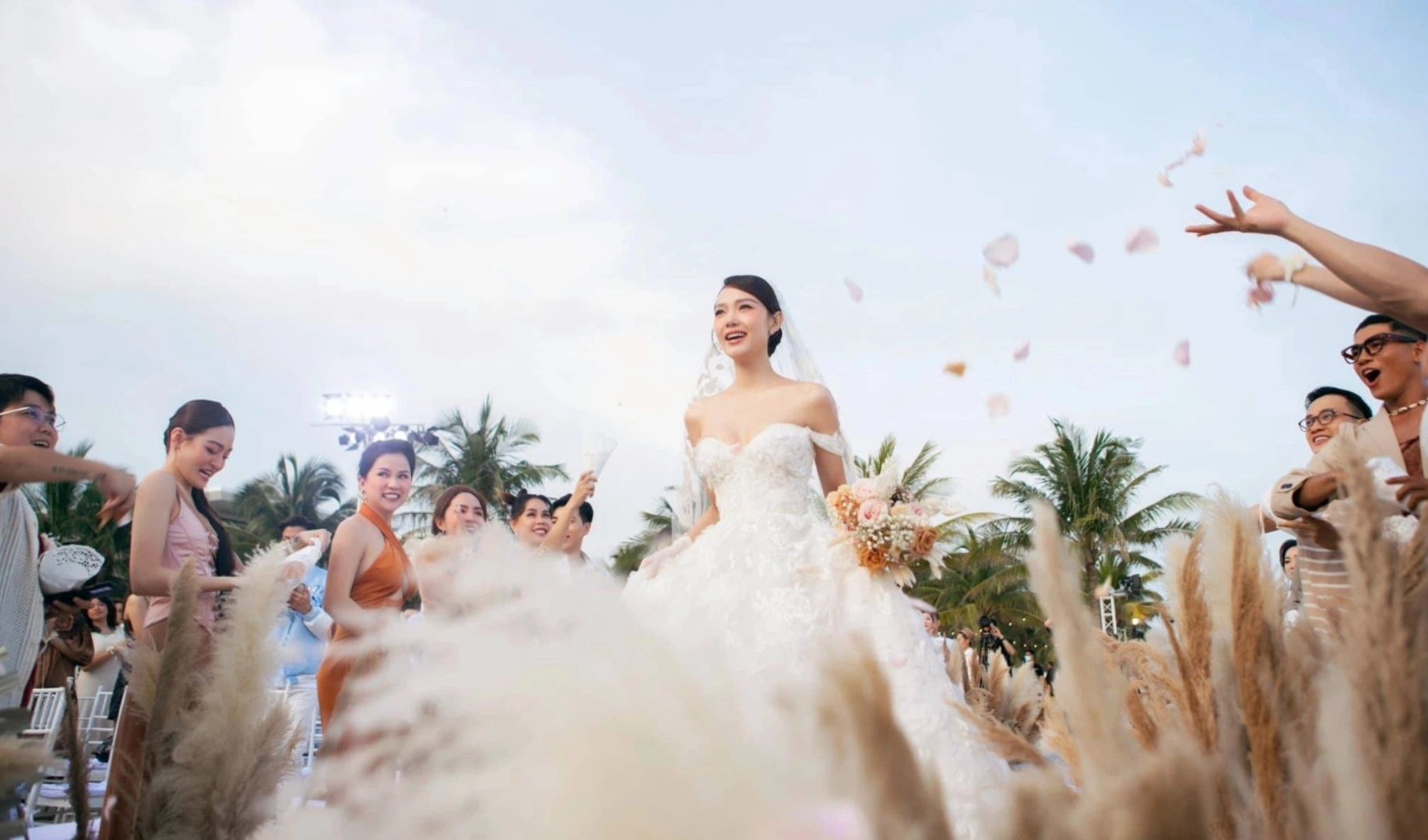 Minh Hằng chi hơn nửa tỷ cho 2 bộ váy cưới đều thuộc thương hiệu danh giá - Ảnh 1