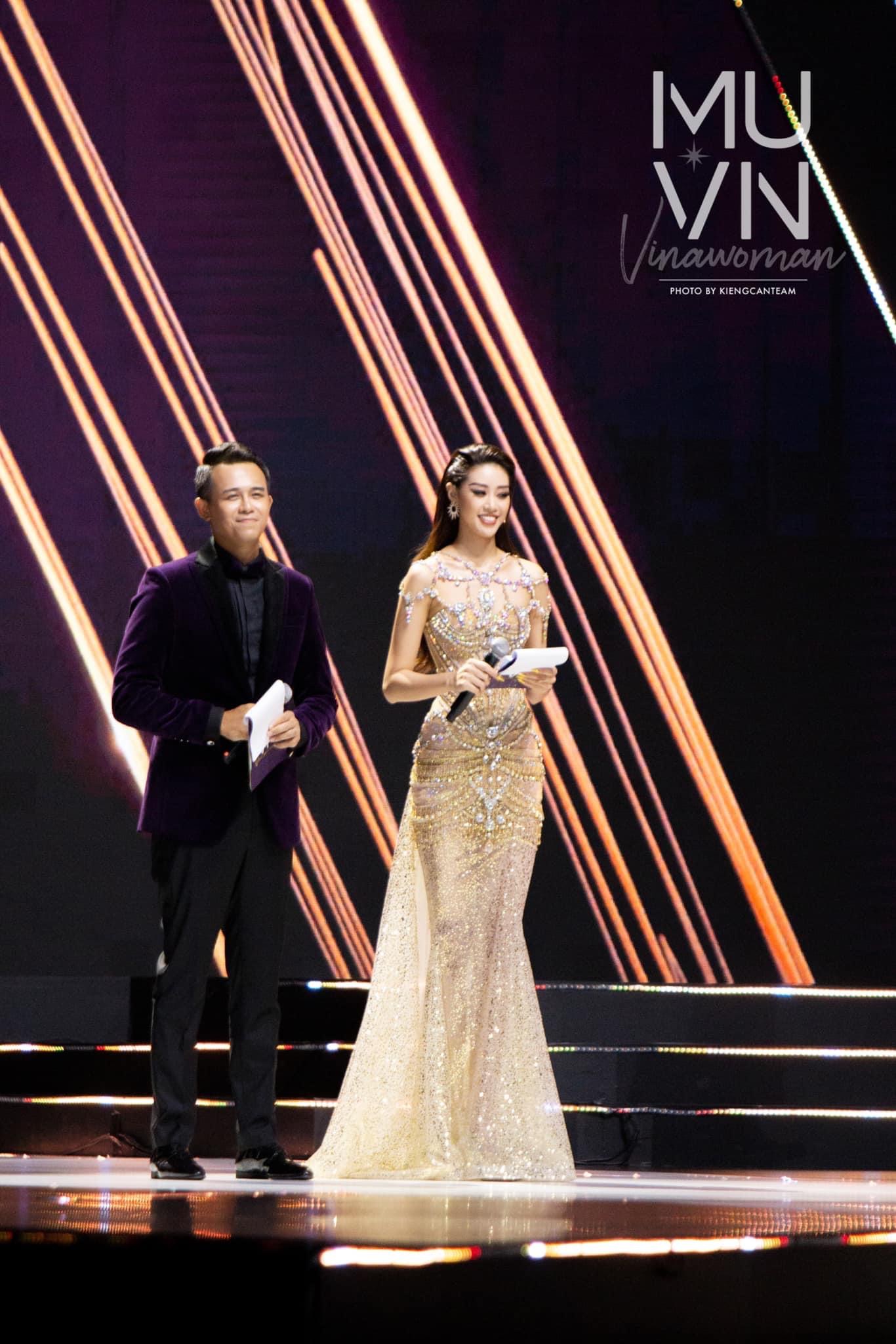 Chiếc váy của Khánh Vân là sự kết hợp tinh tế giữa những đường pha lê, đá quý và chất liệu tulle xuyên thấu nữ tính.