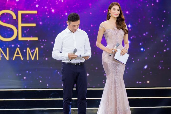 Phạm Hương khoe vóc dáng 