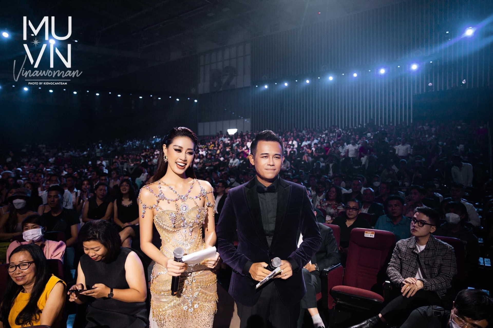 Vì chiếc áo đã có phần tạo nhiều chú ý, Khánh Vân đã chọn một kiểu tóc tém căn bản. Người đẹp vẫn giữ layout make-up mắt khói đã làm nên thương hiệu của mình.