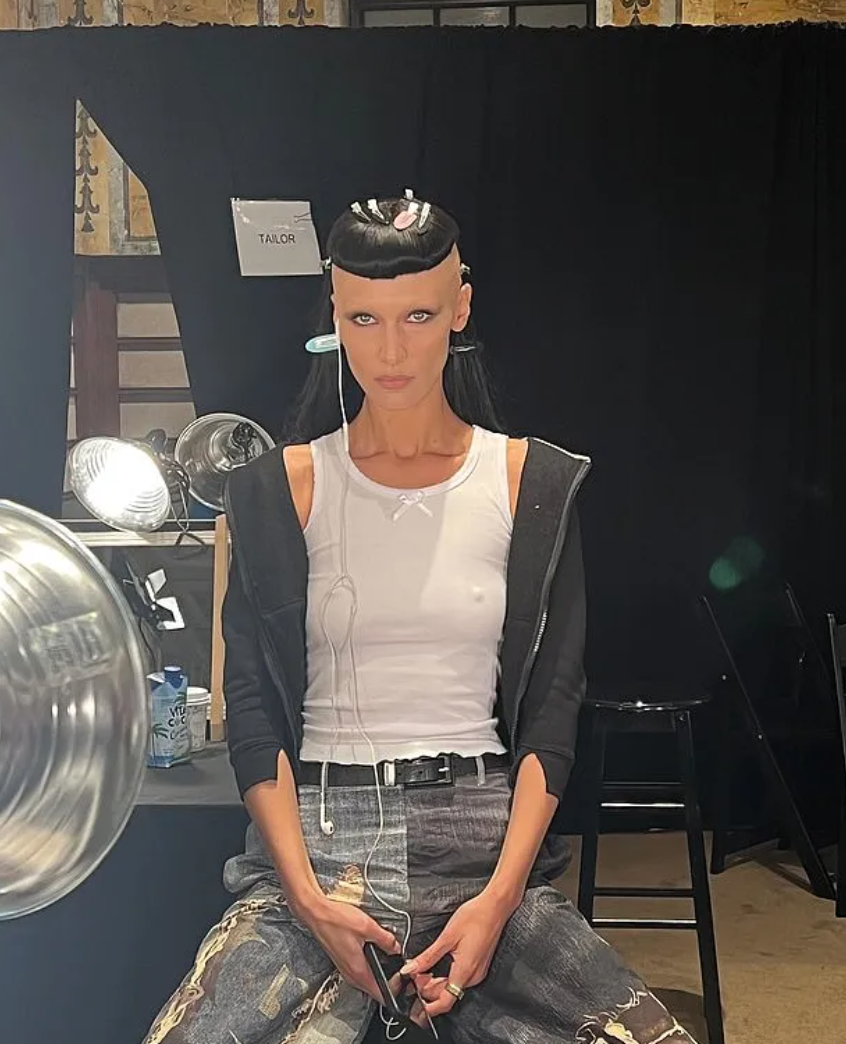 Chị em Gigi Hadid & Bella Hadid đi làm quả đầu cắt moi, cạo sạch chân mày trong show Marc Jacobs mới - Ảnh 2