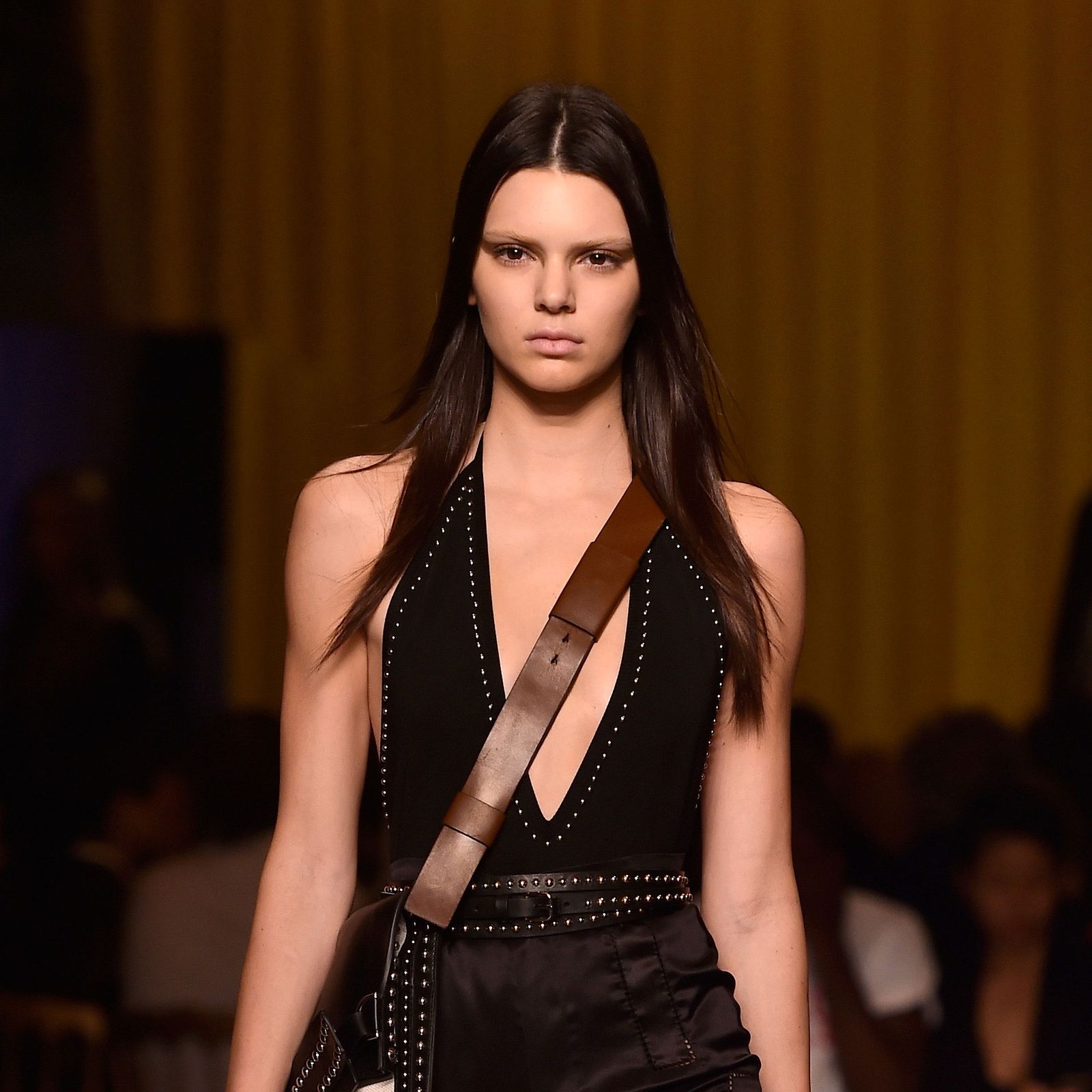 Chị em Gigi Hadid & Bella Hadid đi làm quả đầu cắt moi, cạo sạch chân mày trong show Marc Jacobs mới - Ảnh 1