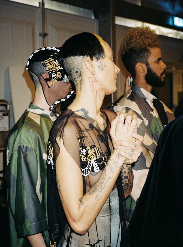 Chị em Gigi Hadid & Bella Hadid đi làm quả đầu cắt moi, cạo sạch chân mày trong show Marc Jacobs mới - Ảnh 2