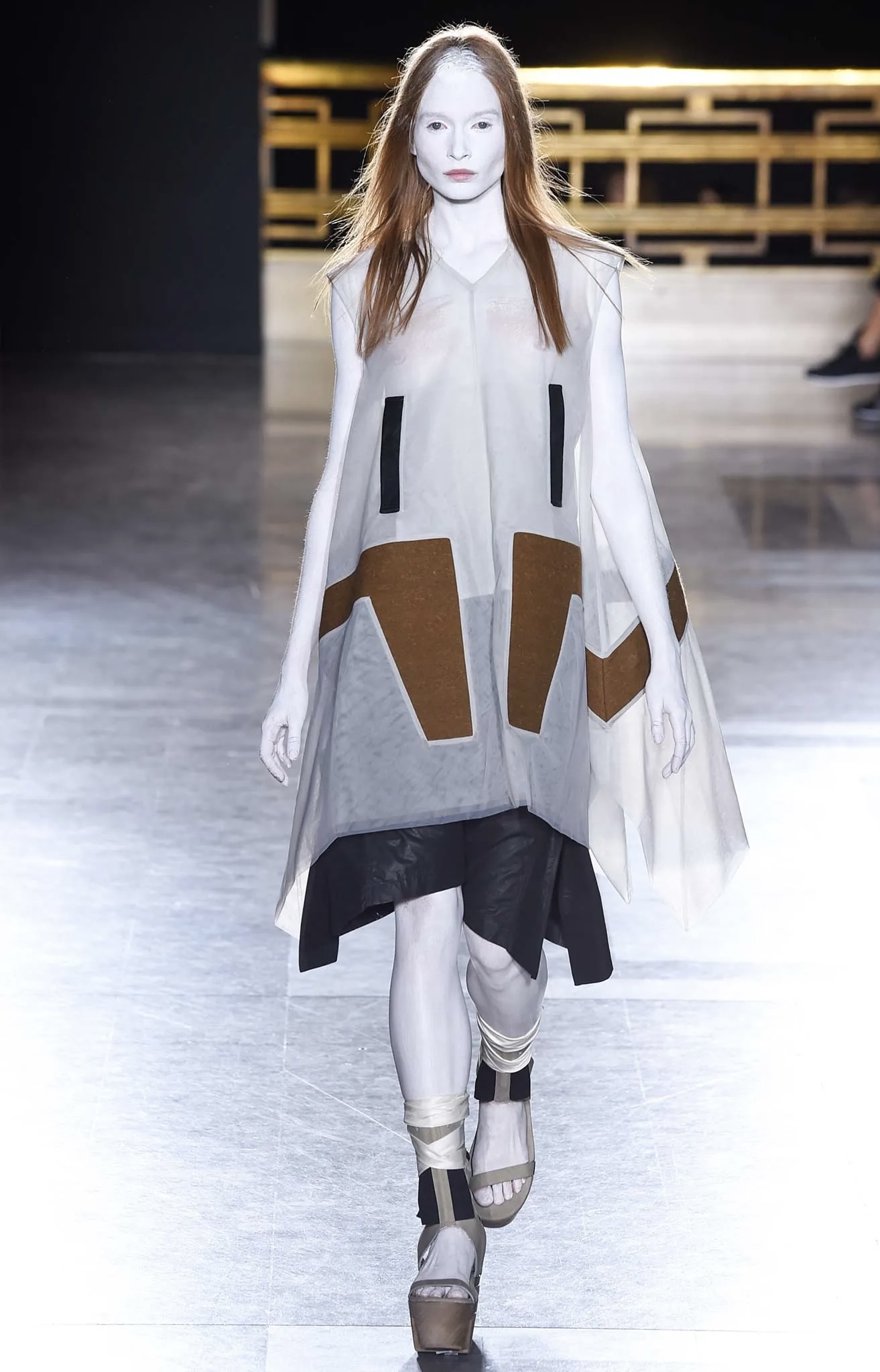 Chị em Gigi Hadid & Bella Hadid đi làm quả đầu cắt moi, cạo sạch chân mày trong show Marc Jacobs mới - Ảnh 3