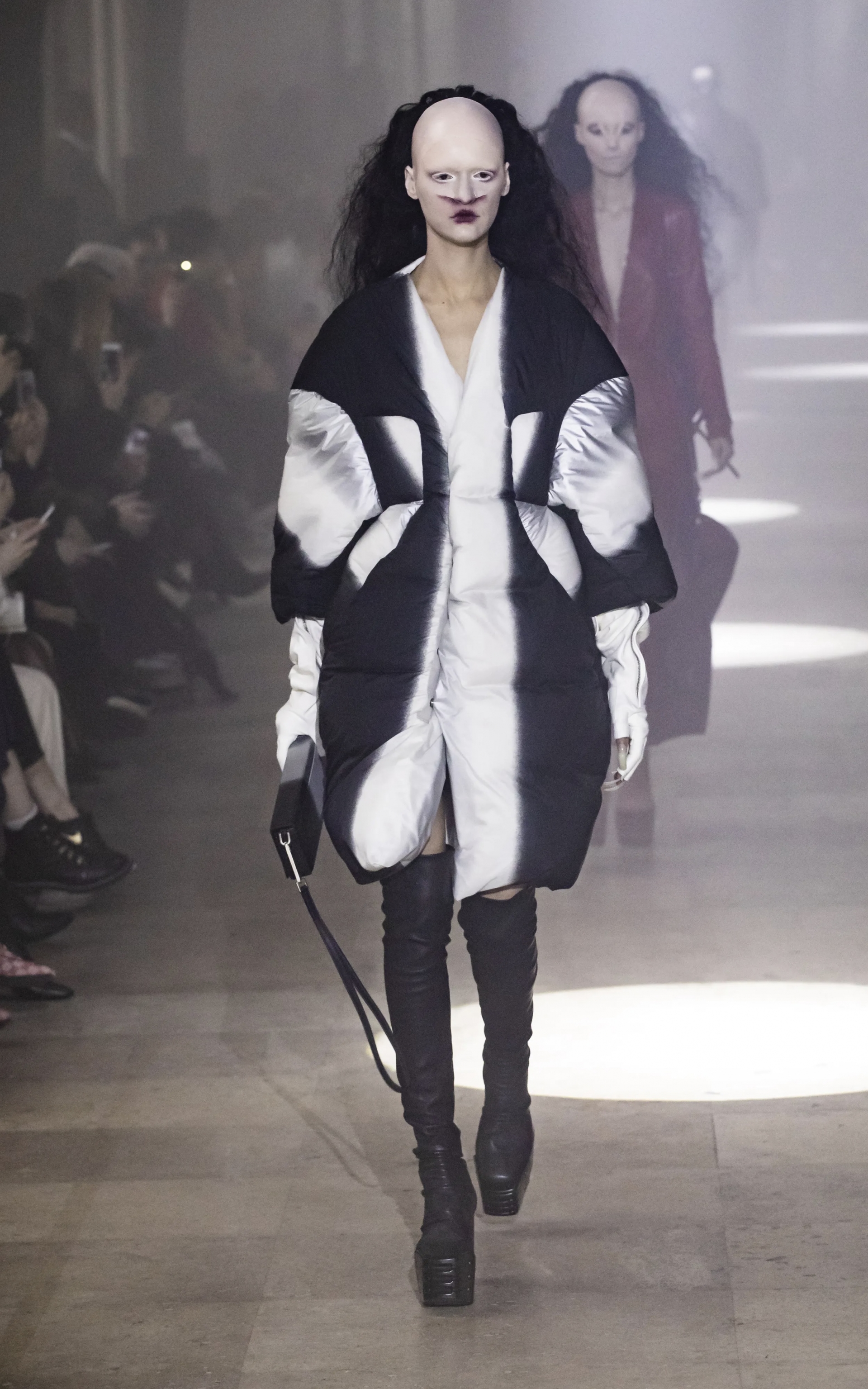 Chị em Gigi Hadid & Bella Hadid đi làm quả đầu cắt moi, cạo sạch chân mày trong show Marc Jacobs mới - Ảnh 4