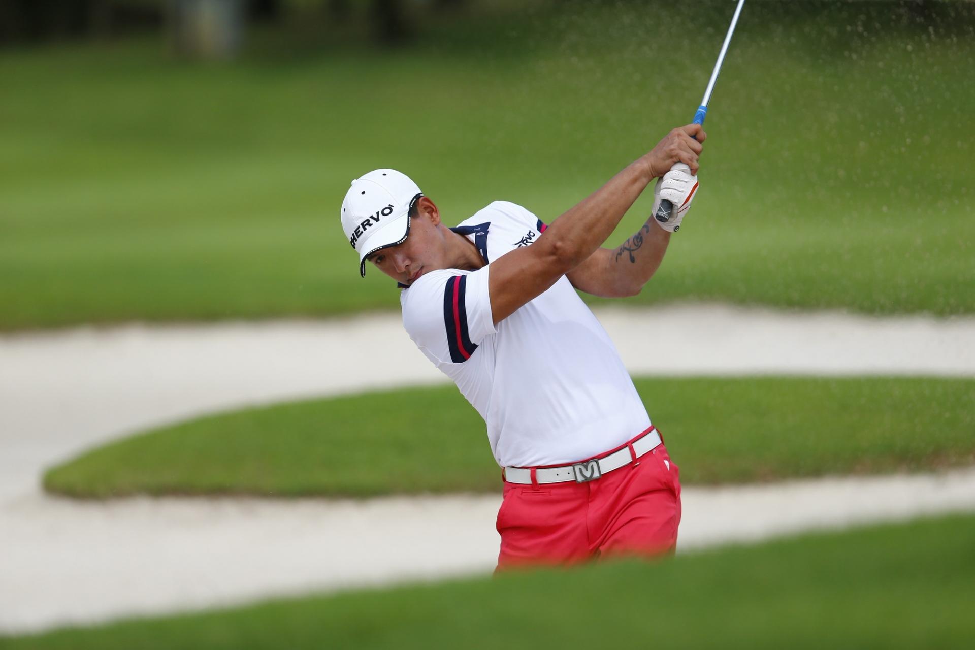 Sao nam Vbiz trên sân golf: Hồ Hoài Anh diện đồ đôi với vợ, Hồng Đăng chuộng đồ golf sặc sỡ - Ảnh 2