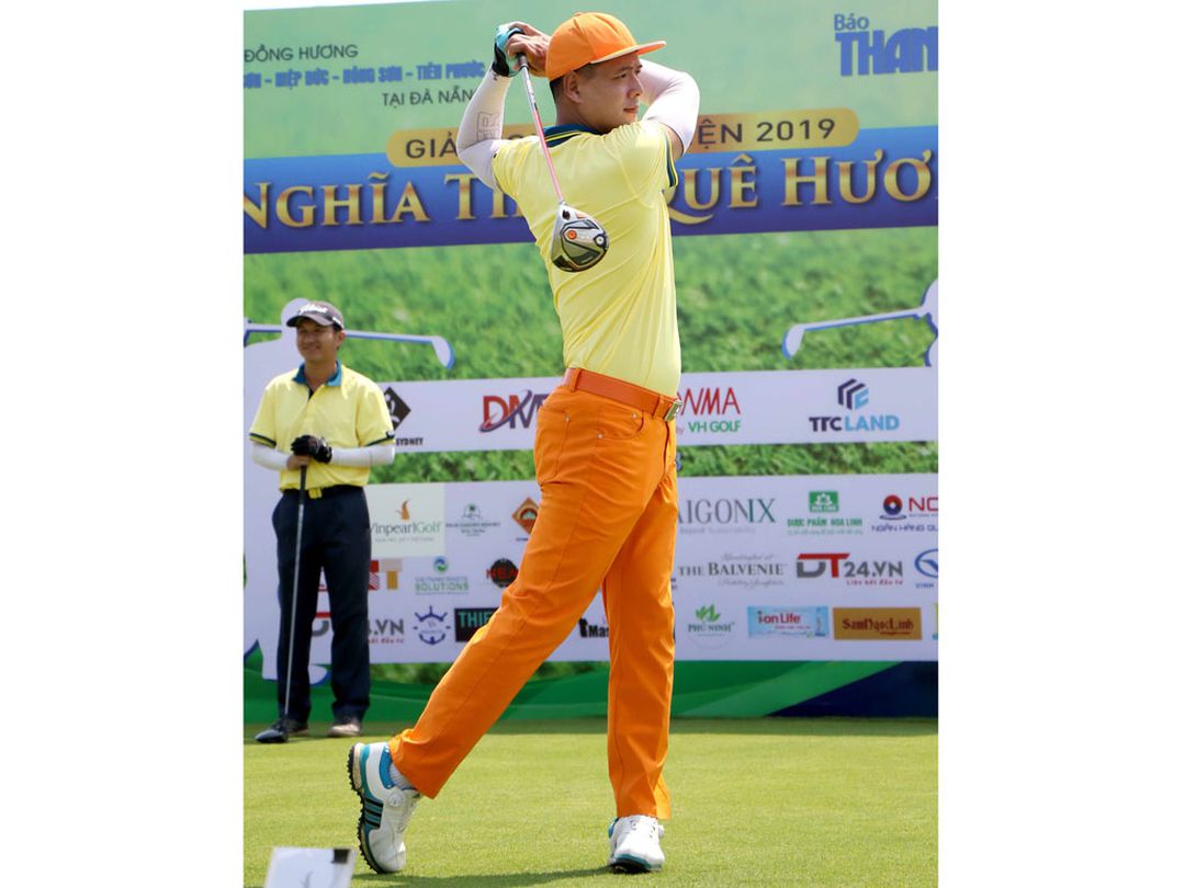 Sao nam Vbiz trên sân golf: Hồ Hoài Anh diện đồ đôi với vợ, Hồng Đăng chuộng đồ golf sặc sỡ - Ảnh 3