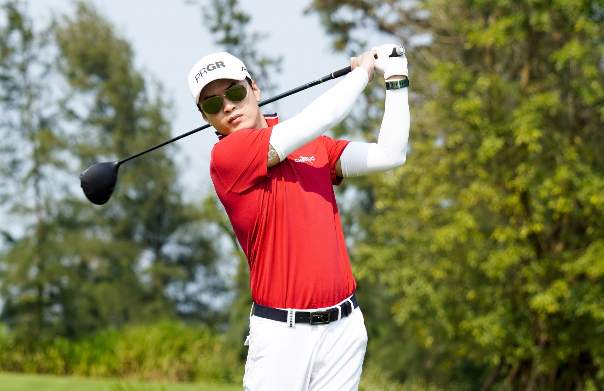 Sao nam Vbiz trên sân golf: Hồ Hoài Anh diện đồ đôi với vợ, Hồng Đăng chuộng đồ golf sặc sỡ - Ảnh 2