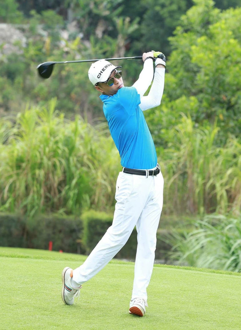 Sao nam Vbiz trên sân golf: Hồ Hoài Anh diện đồ đôi với vợ, Hồng Đăng chuộng đồ golf sặc sỡ - Ảnh 1